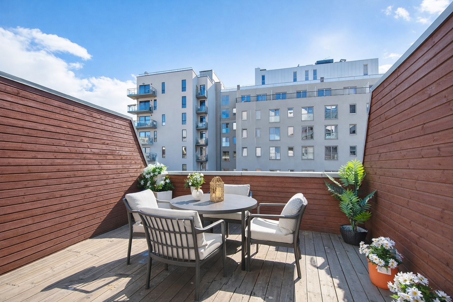 Kombinasjonen av flere private uteplasser og skjermet beliggenhet gir boligen svært gode utendørs kvaliteter og stor fleksibilitet i bruken. Galleribilde