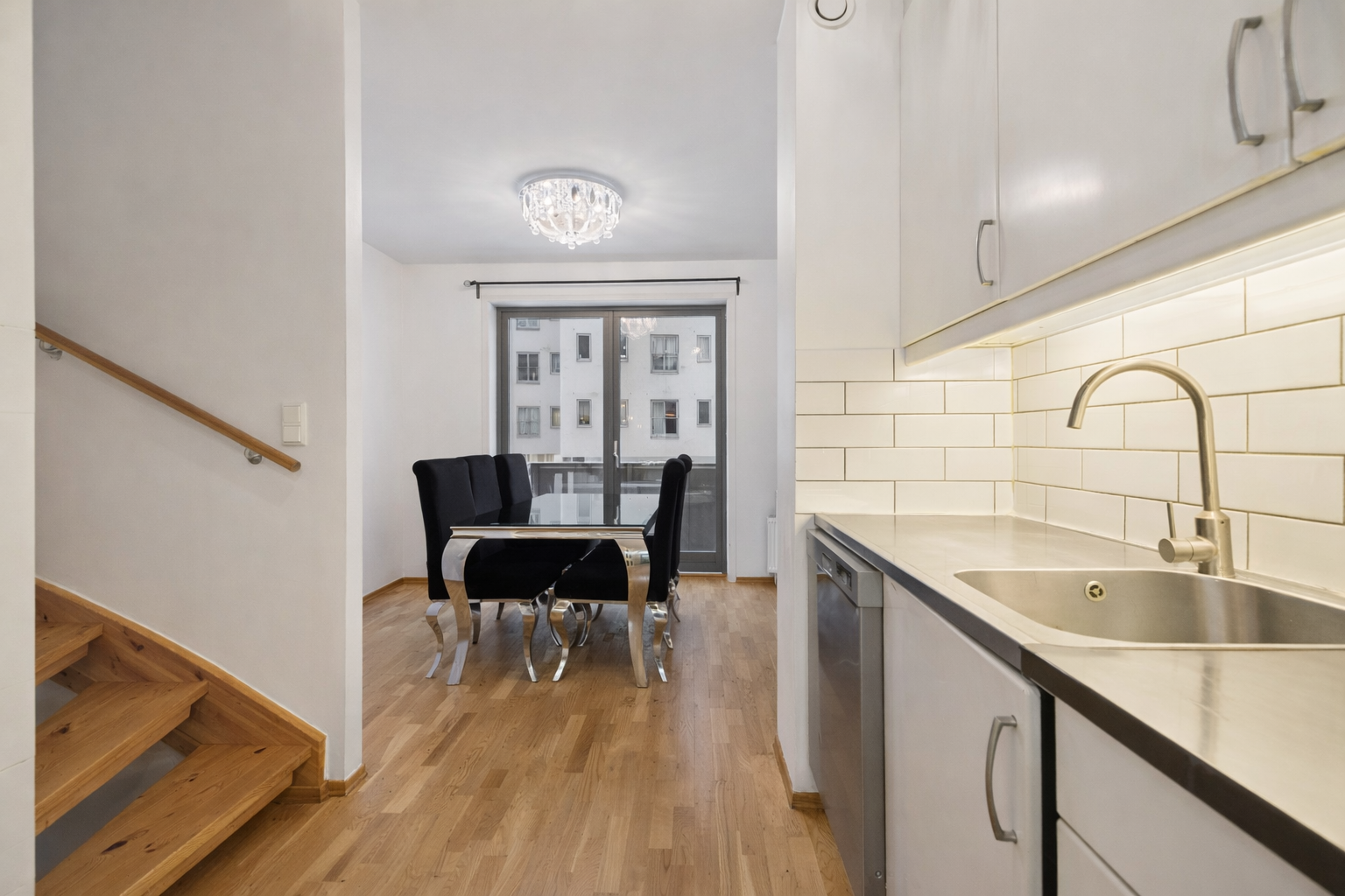 Innredningen er fra Marbodal med hvite, glatte fronter og takhøy utførelse som gir godt med skap- og benkeplass. Flislagt vegg over benk, integrert benkebelysning og balansert ventilasjon bidrar til et praktisk og behagelig arbeidsmiljø. Galleribilde