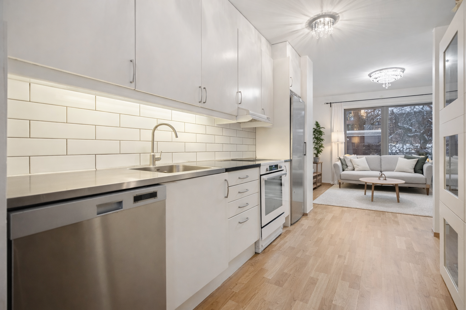 Kjøkken i åpen løsning mot stue - sosial og funksjonell planløsning. Galleribilde