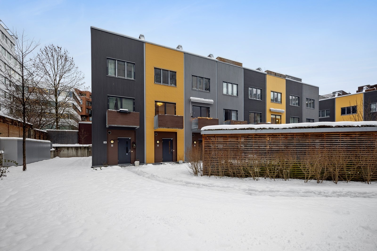 Eiendommen ligger rolig og skjermet til i en lukket bakgård, med privat adkomst for beboerne - et sjeldent pusterom midt i byen. Galleribilde