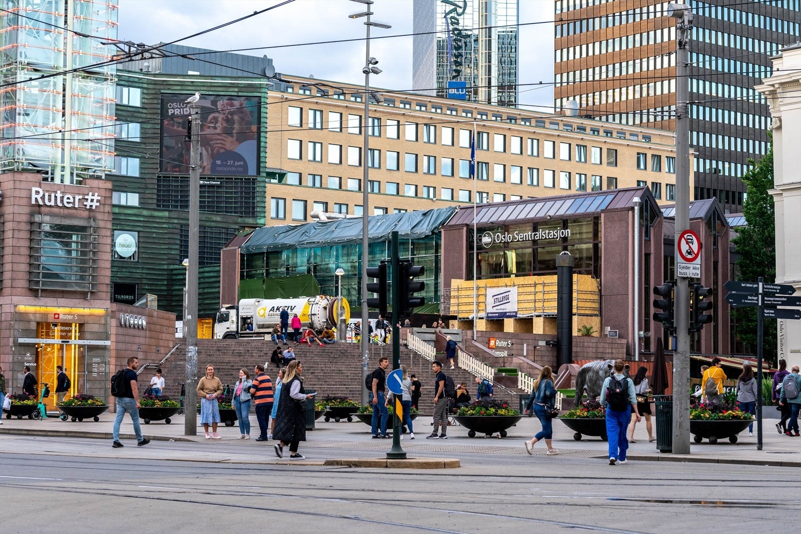 Kollektivtilbudet er svært godt utbygd. Fra boligen er det kort gangavstand til både buss, trikk og T-bane, som gir raske forbindelser til hele byen. Oslo S, Jernbanetorget og Karl Johans gate nås på få minutter, noe som gjør beliggenheten utmerket! Galleribilde