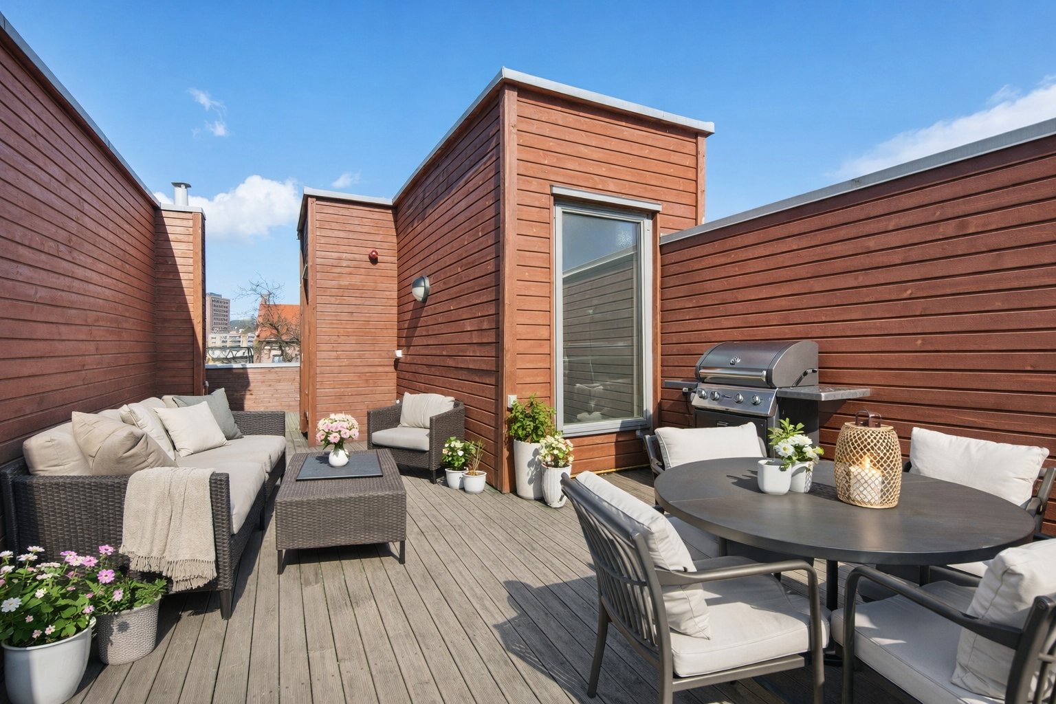 Boligen byr på flere attraktive uteplasser fordelt over ulike plan, noe som gir svært gode sol- og bruksforhold gjennom hele dagen. Boligens kanskje største fortrinn er den romslige takterrassen i 4. etasje på ca. 25 m² Galleribilde