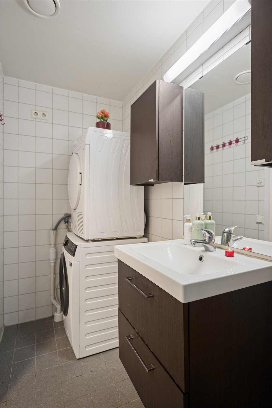 Flislagt bad/wc med varmekabler i gulv og plass til vaskesøyle. Galleribilde