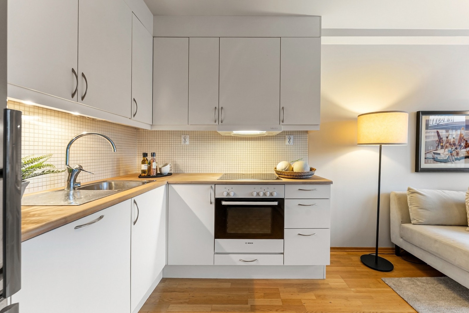 Kjøkken med integrerte hvitevarer som platetopp, stekeovn og oppvaskmaskin - Avsatt plass til kjøl-/fryseskap. Galleribilde