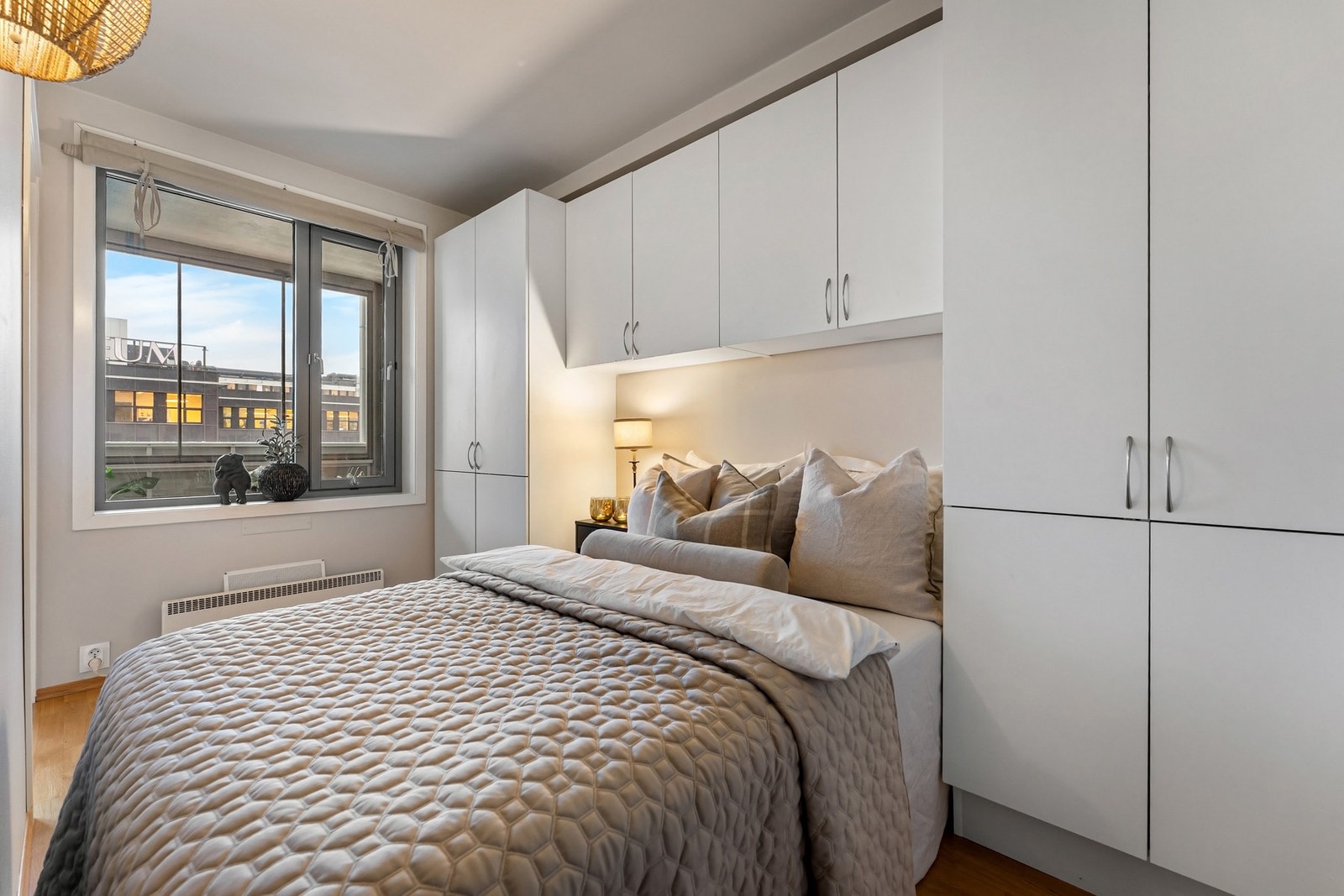 Soverommet ligger i direkte tilknytning til den innglassede balkongen - Oppleves som svært fredfullt og tilbaketrukket. Galleribilde