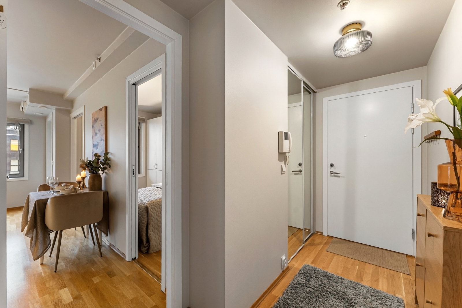 Godt med lagringsplass i skyvedørsgarderobe - Ytterligere lagringsplass finnes i disponibel kjellerbod på ca. 6 m². Galleribilde