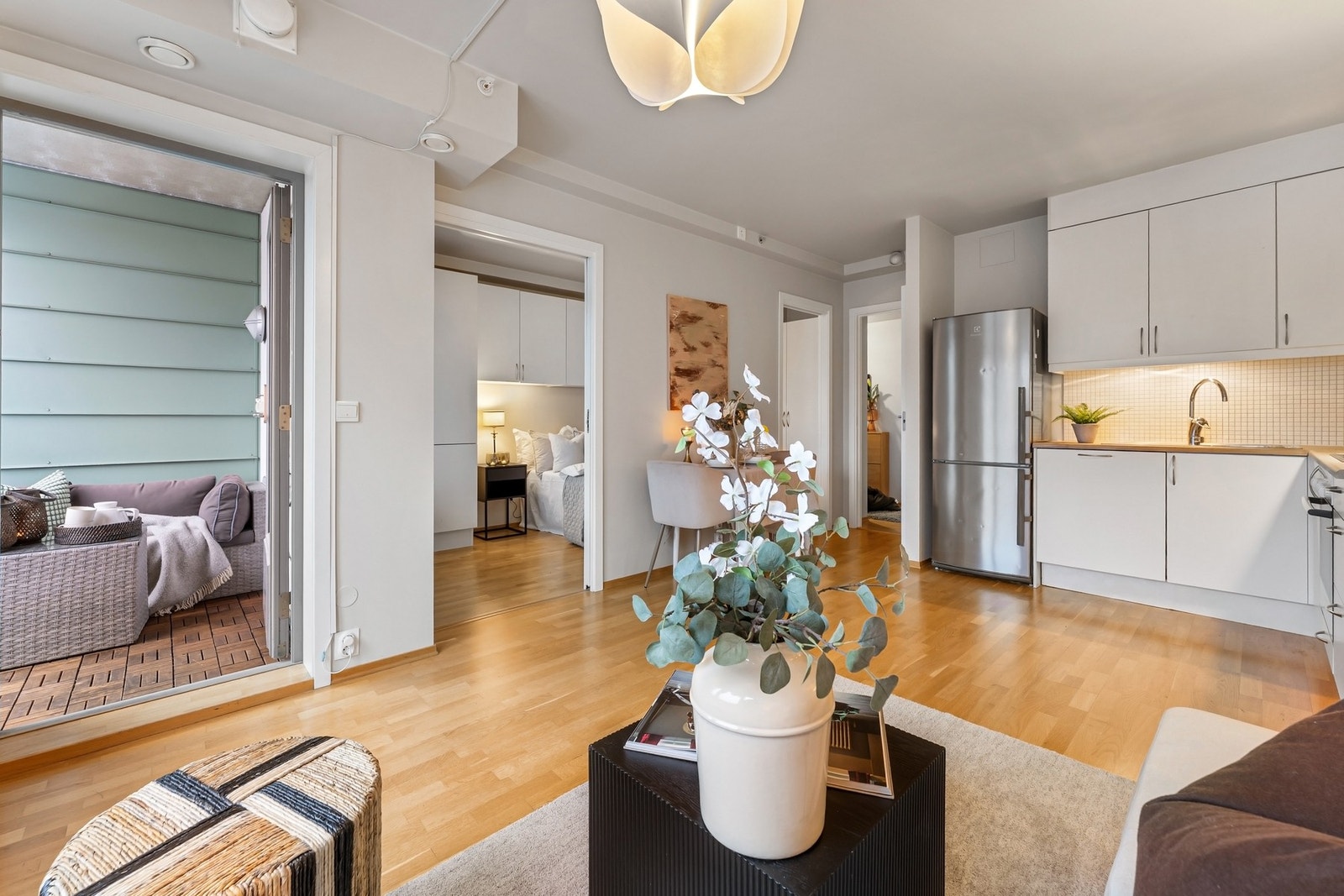 Hele leiligheten, med unntak av badet, ble malt i en delikat fargepalett i januar 2026. Samtidig ble stikkontaktene oppgradert til Elko Plus, også dette med unntak av badet. Galleribilde