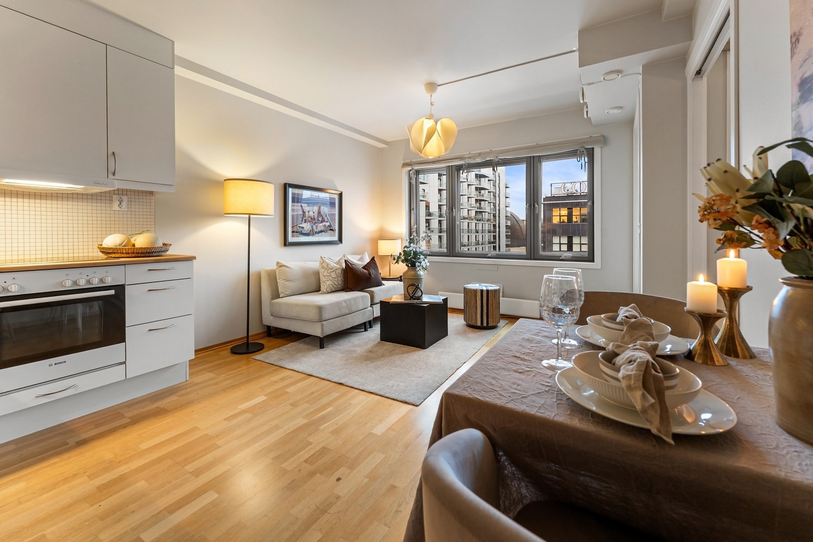 Stue og kjøkken i meget velfungerende, åpen løsning. Galleribilde