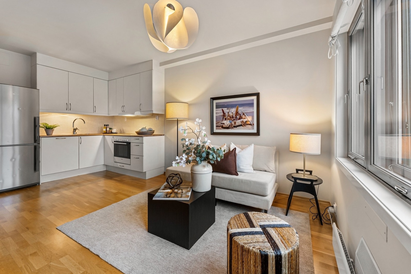 Leiligheten ligger høyt og fritt i 5. etasje, med heisadkomst fra bakkeplan til leilighetsplan. Galleribilde