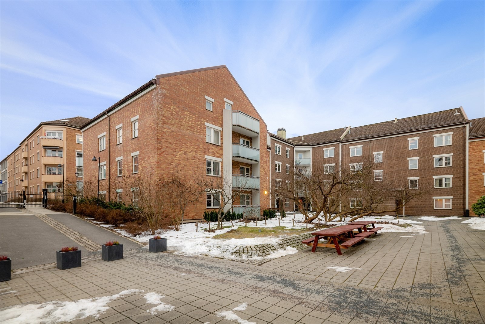 Fellesarealene er velholdte med sittegrupper og beplantning. Galleribilde