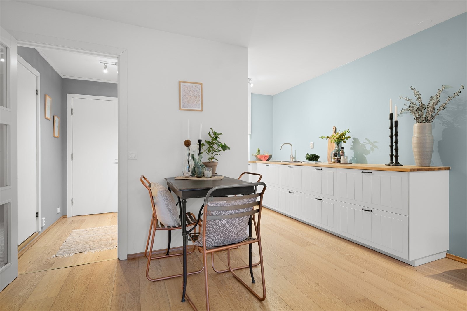 Kjøkkenet er praktisk utformet med god benke- og skapplass. Galleribilde