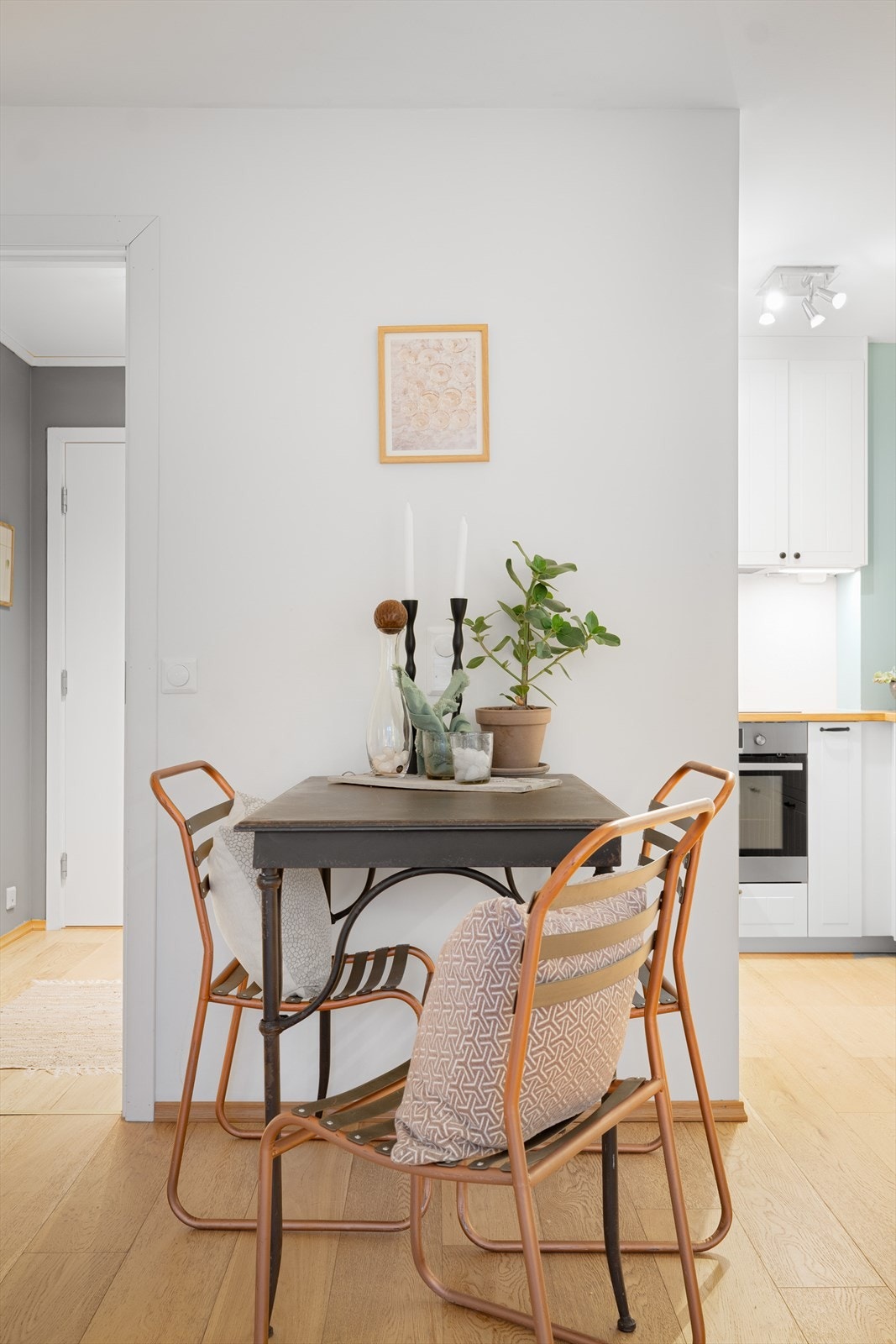 Spiseplassen binder kjøkkenet og stuen sammen på en fin måte. Galleribilde