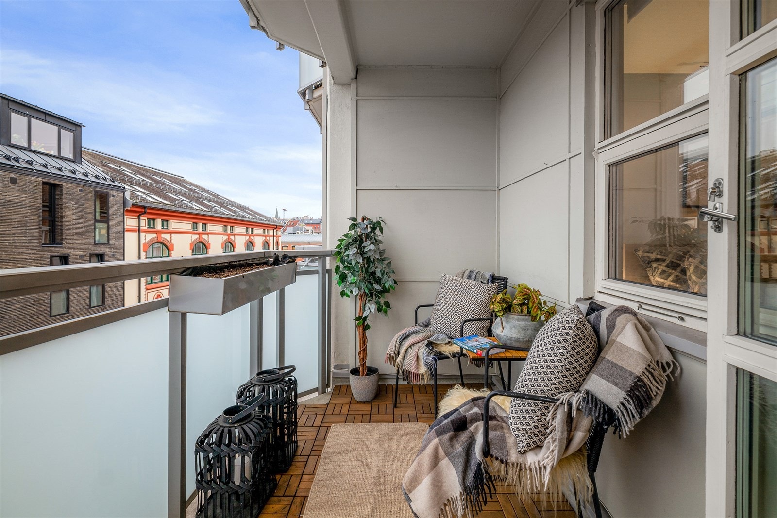 Fra stuen er det direkte utgang til en hyggelig balkong. Galleribilde