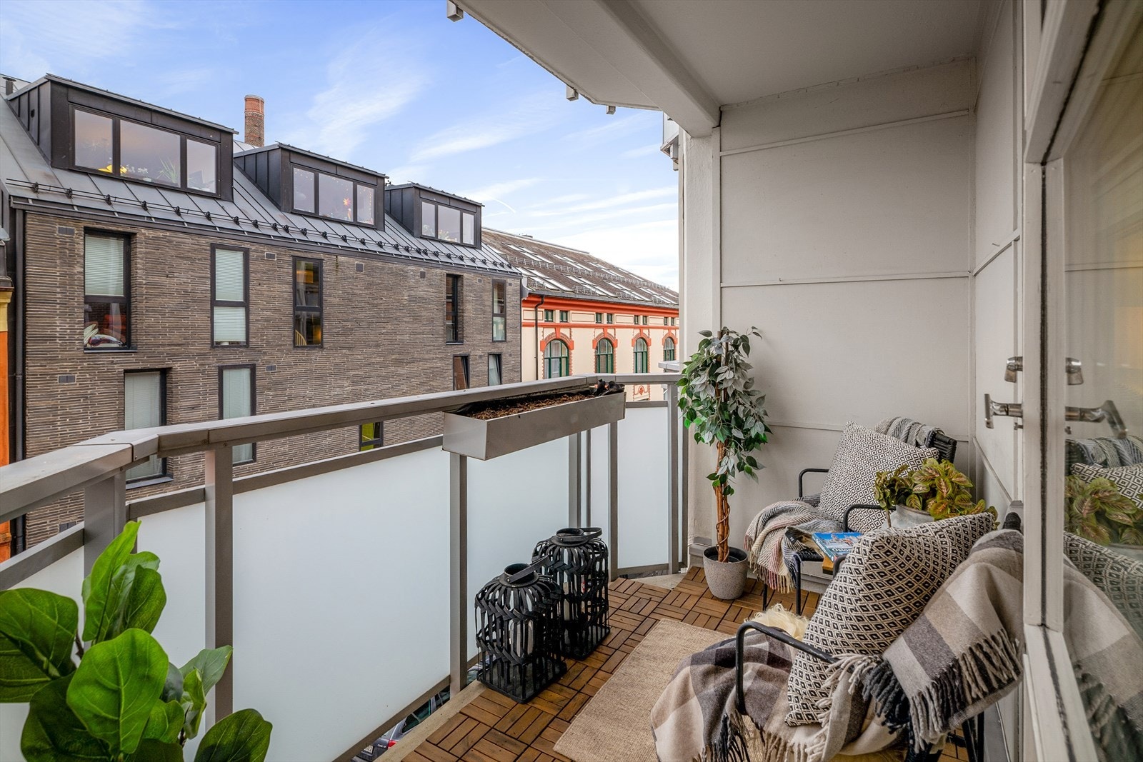 Balkongen har plass til en sittegruppe og vender ut mot et rolig gateløp. Galleribilde