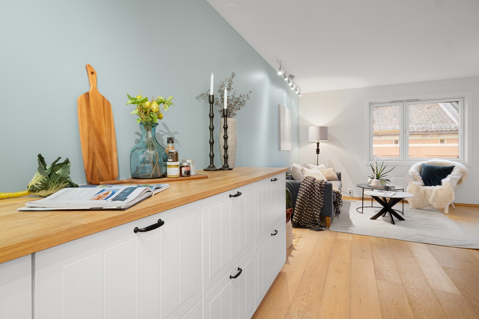 Den åpne løsningen skaper en sosial og luftig atmosfære i oppholdsrommet. Galleribilde