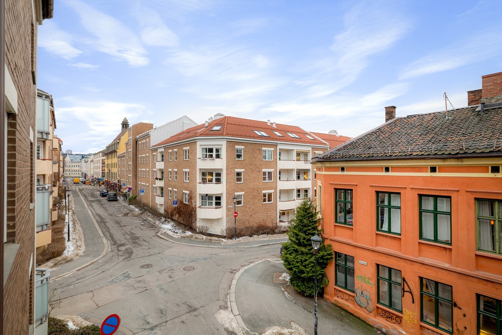 Utsikt fra leiligheten mot nabolagets gater og bygårder. Galleribilde