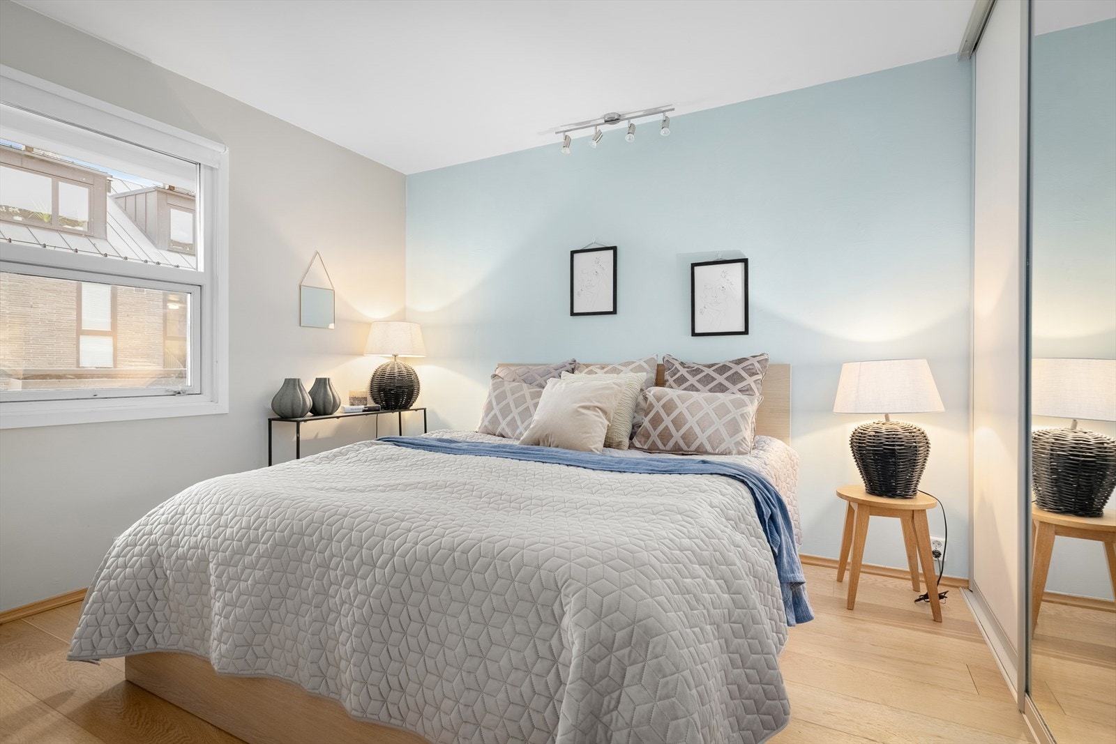 En stor skyvedørsgarderobe med speilfronter gir rikelig med oppbevaringsplass. Galleribilde