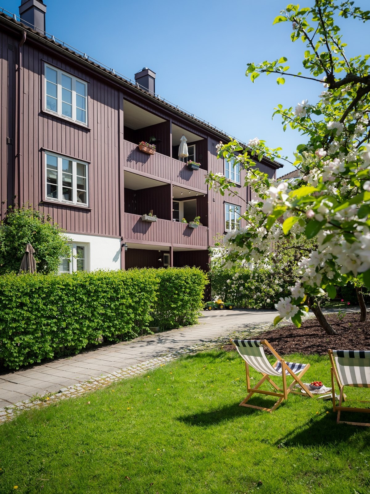 Området har frodige og velstelte grøntområder mellom bygningene. Galleribilde