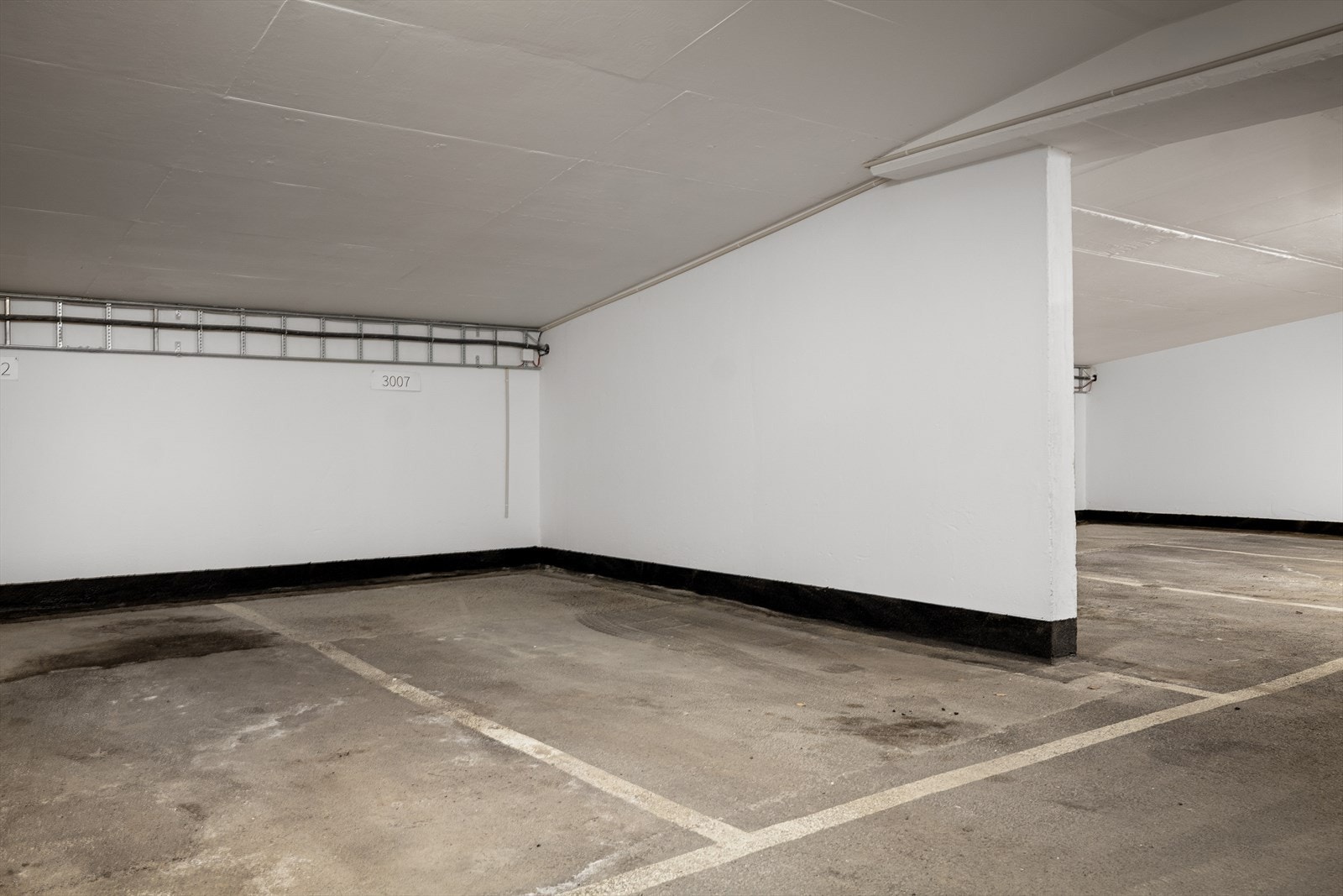 Det medfølger en fast parkeringsplass i felles garasjeanlegg. Galleribilde