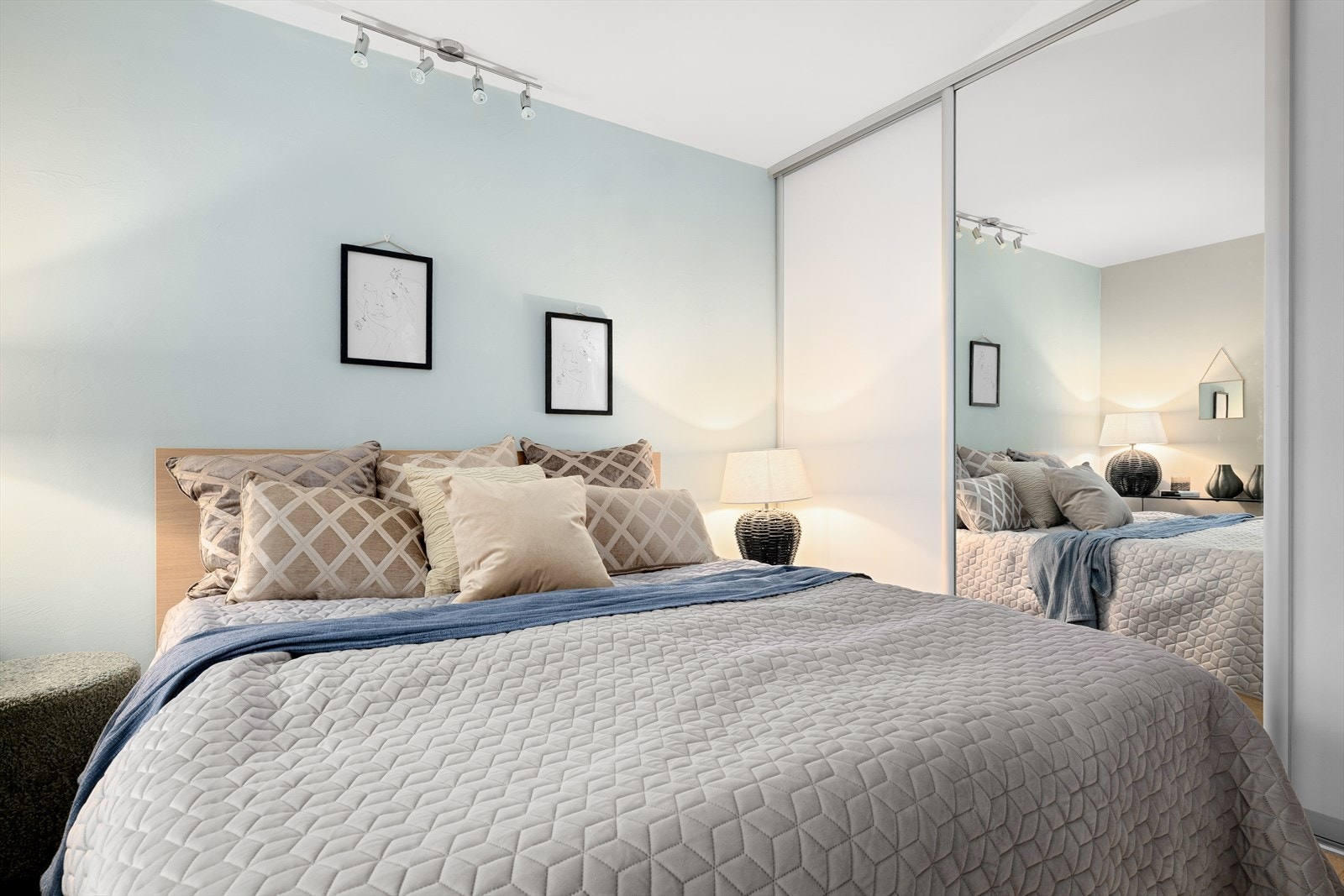 Rommet er vendt mot en rolig bakgård, skjermet for trafikk. Galleribilde