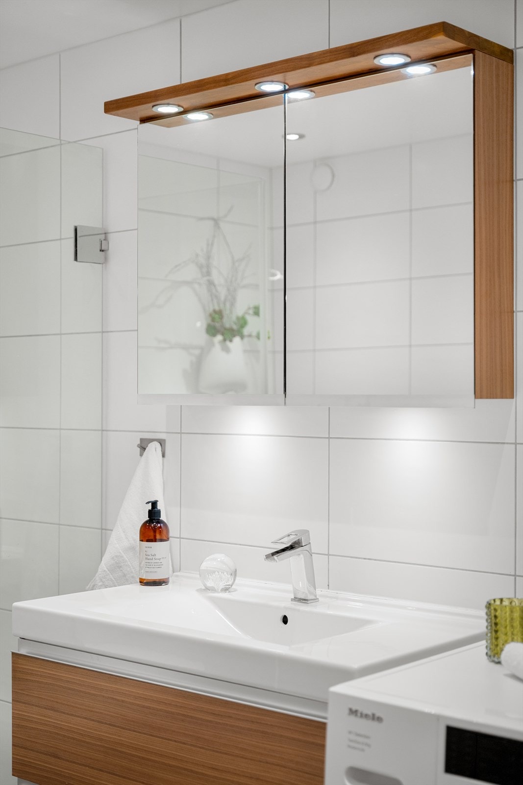 Speilskap med integrert belysning gir ekstra oppbevaring og godt lys. Galleribilde