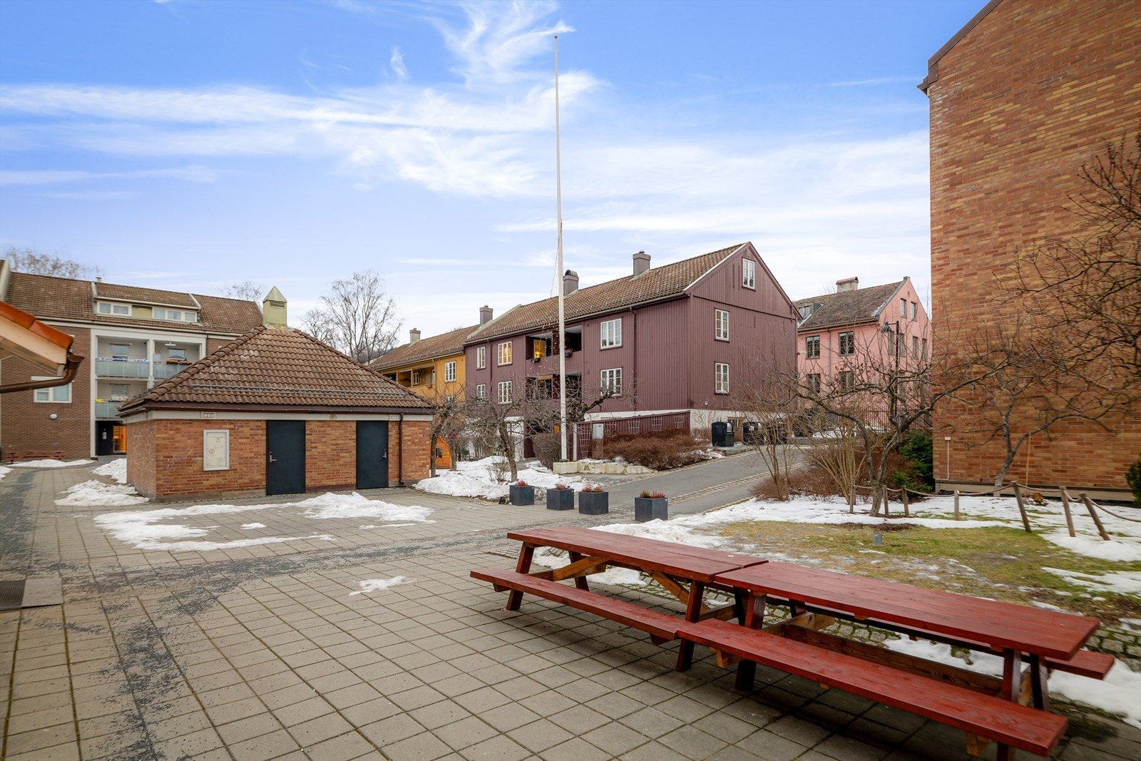 Borettslaget har hyggelige uteområder til felles bruk. Galleribilde