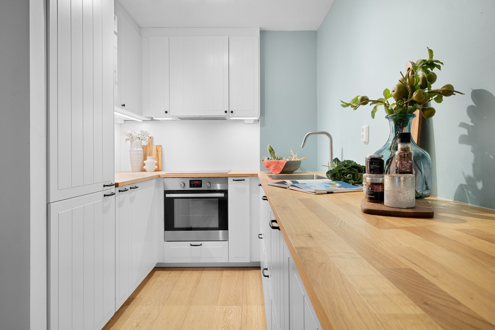 Kjøkkeninnredningen har profilerte fronter og en solid benkeplate i heltre. Galleribilde