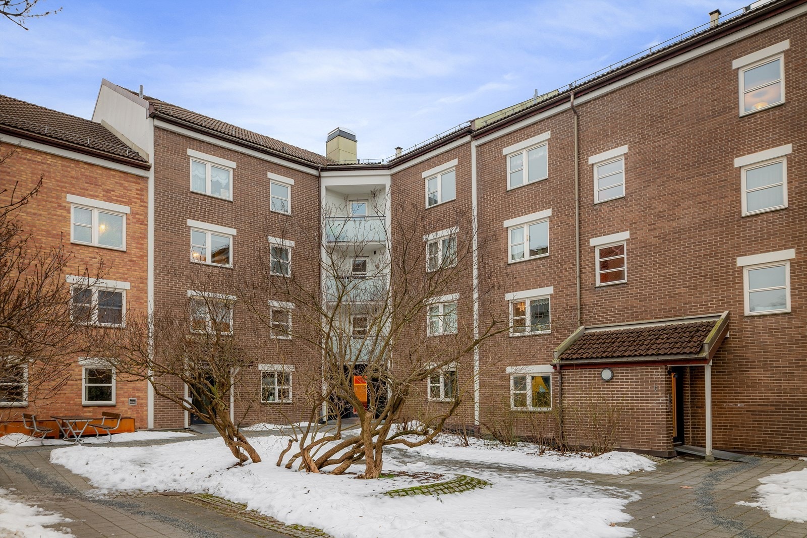 Leiligheten ligger i en klassisk teglsteinsgård med et pent opparbeidet gårdsrom. Galleribilde