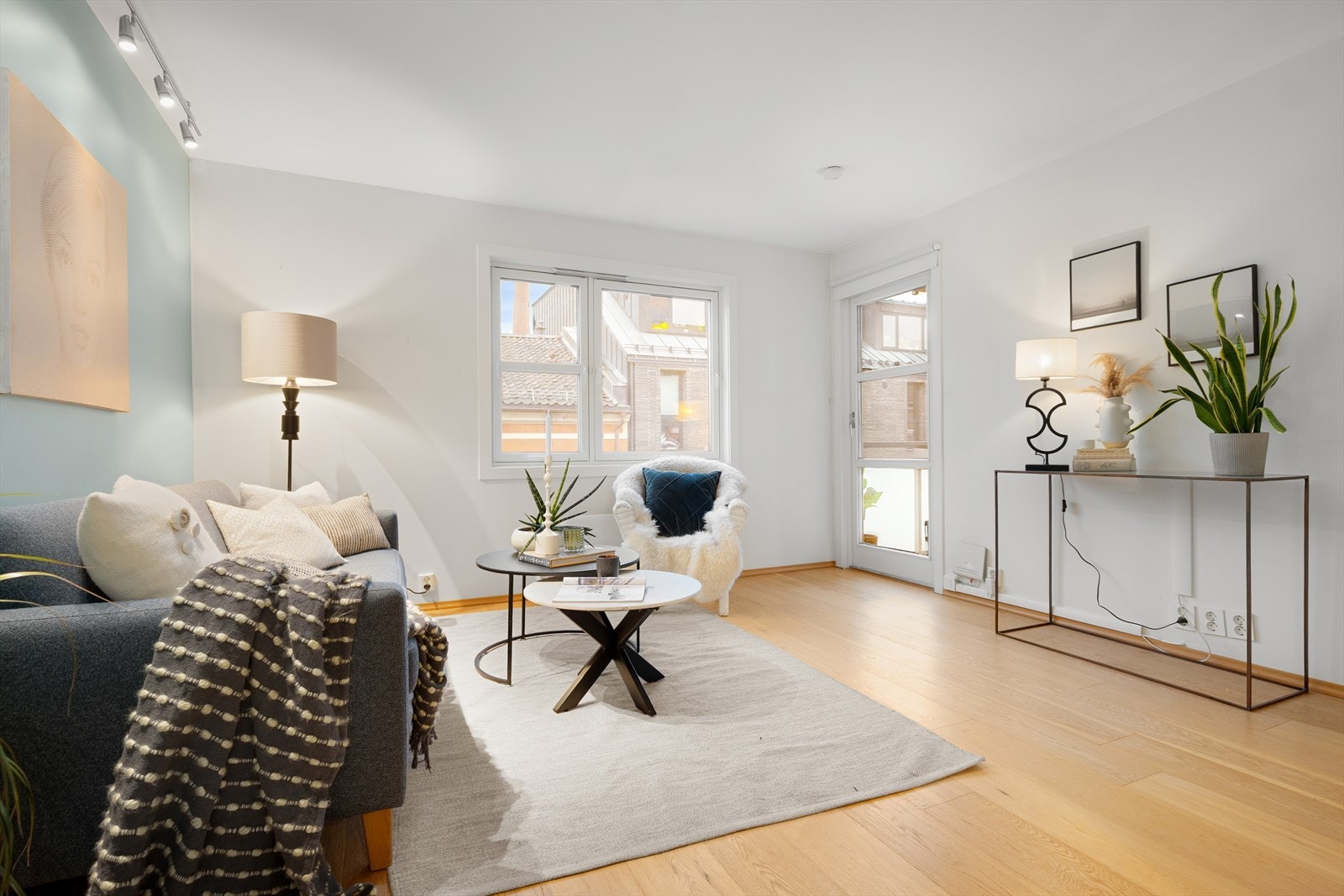 Store vindusflater og utgang til balkong gir gode lysforhold. Galleribilde