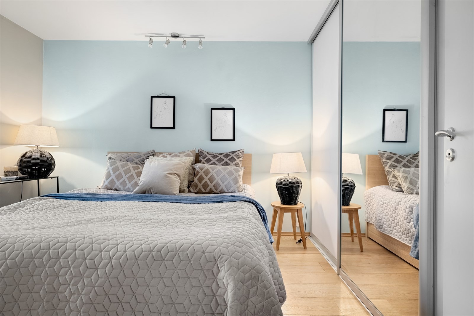 Soverommet har god plass til dobbeltseng og nattbord. Galleribilde