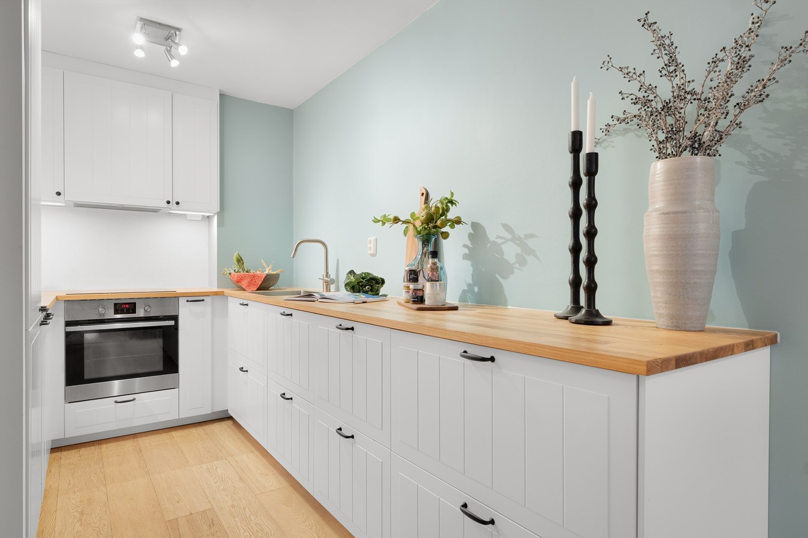 Leiligheten har en åpen stue- og kjøkkenløsning med gjennomgående eikeparkett. Galleribilde