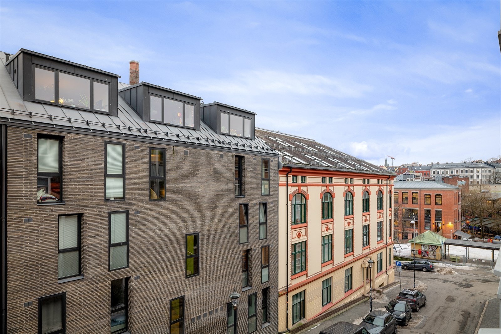 Nærområdet er preget av variert bygningsmasse og et etablert bomiljø. Galleribilde