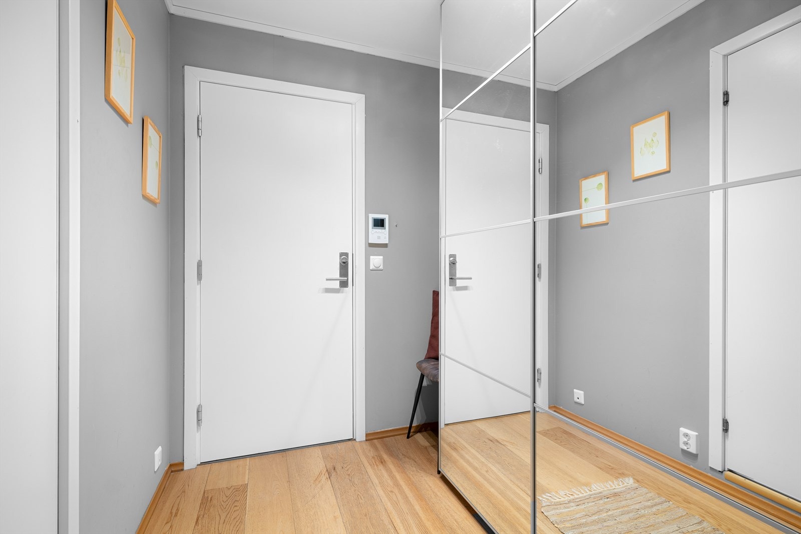 Entréen har en stor skyvedørsgarderobe med speilfronter som gir gode oppbevaringsmuligheter. Galleribilde