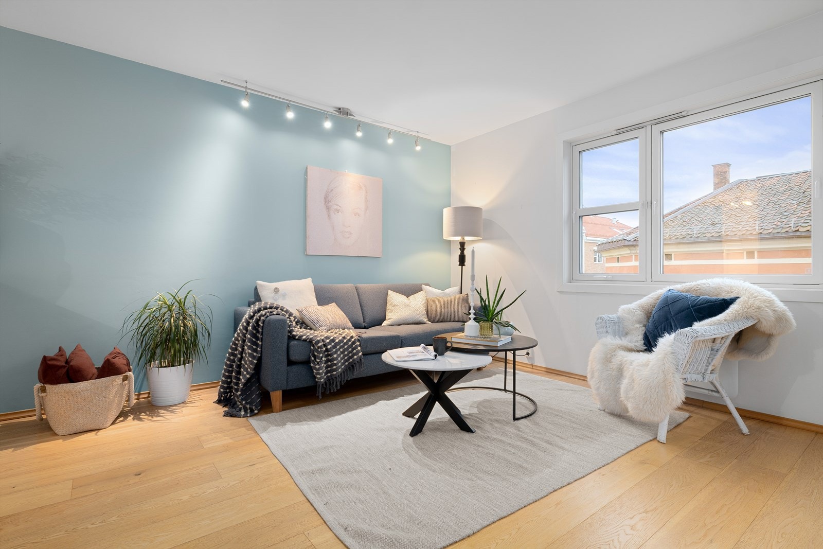 Rommet har en behagelig atmosfære med en kombinasjon av lyse og fargede vegger. Galleribilde