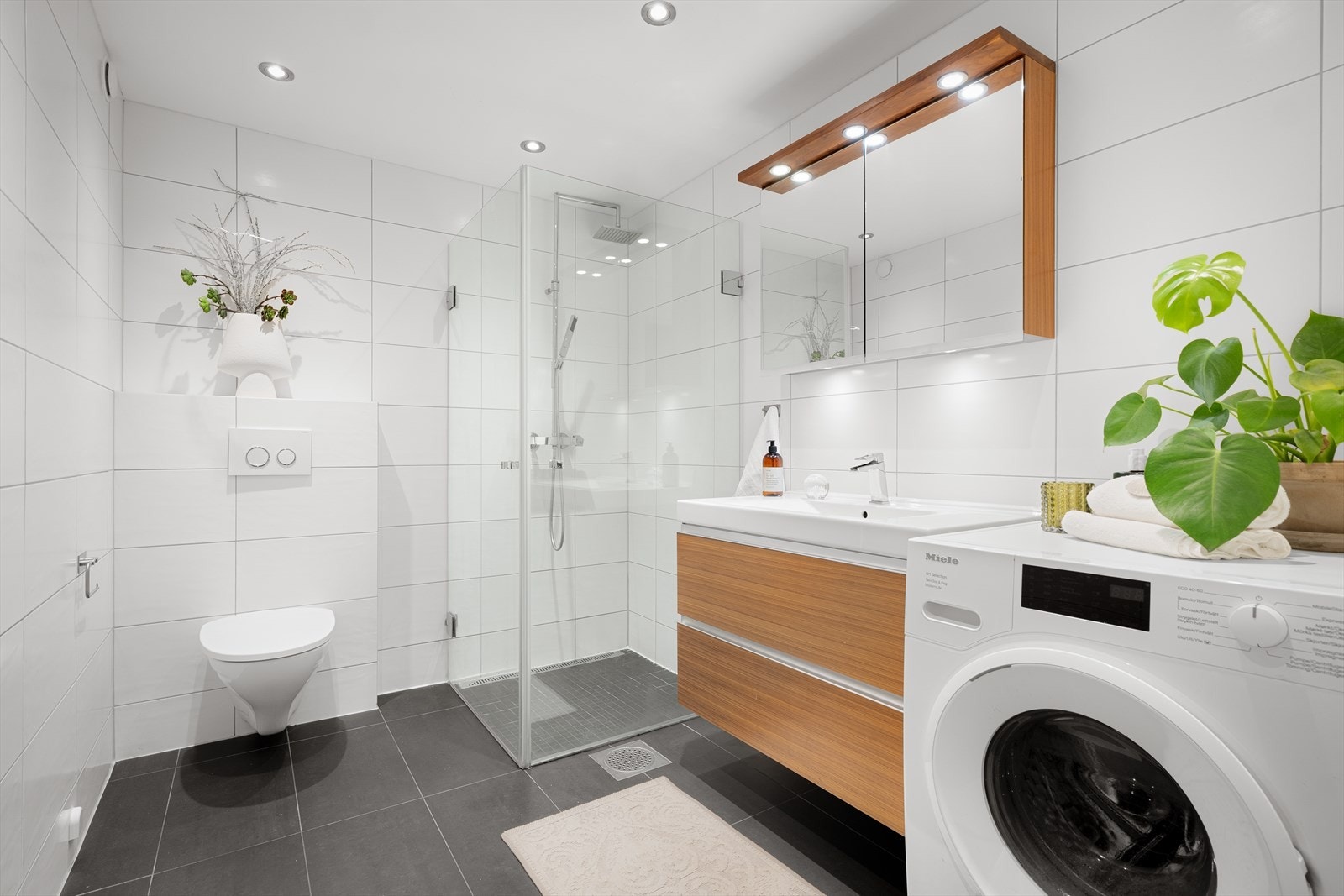 Delikat, flislagt bad med varme i gulvet og downlights i taket. Galleribilde