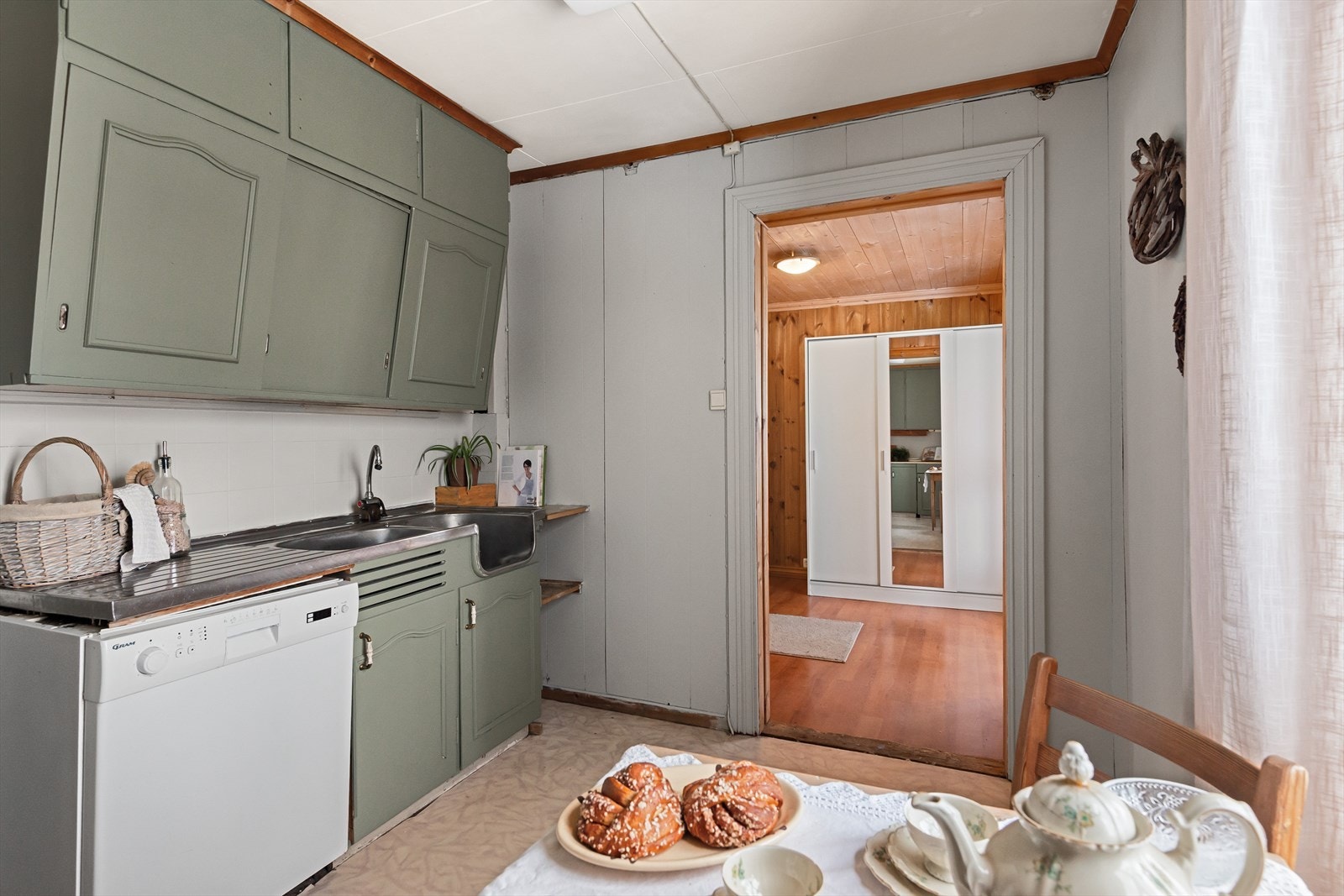 Kjøkken med retro- og stilige overskap Galleribilde