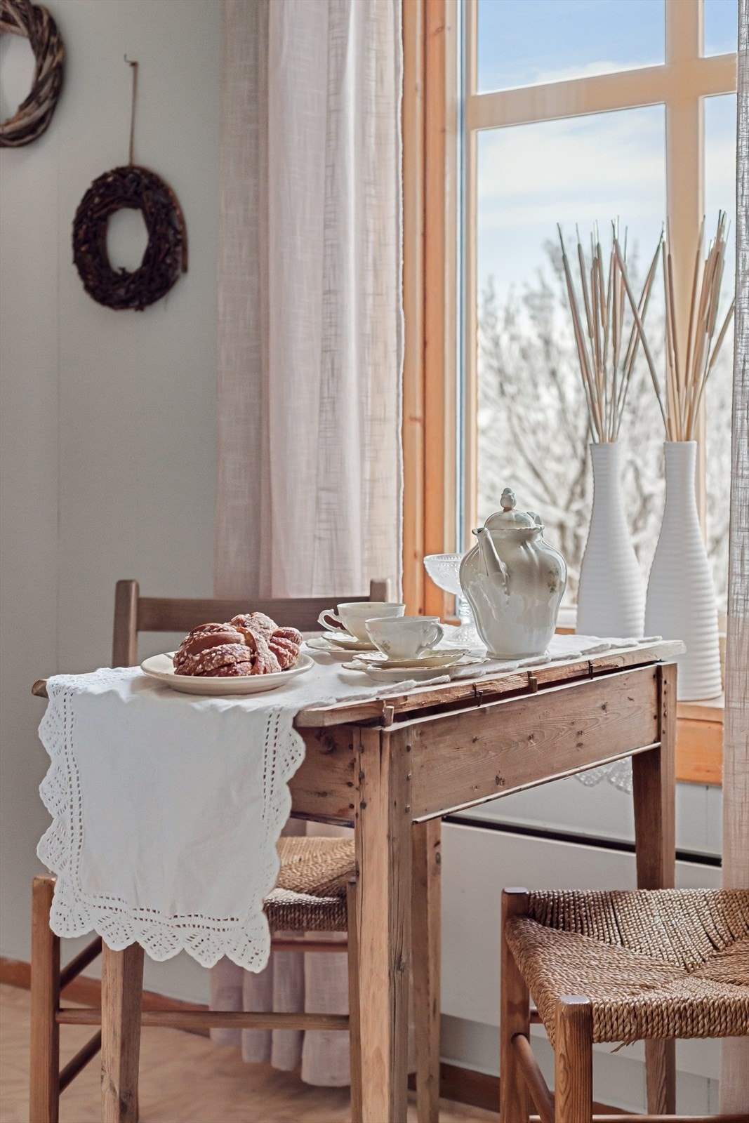 Kjøkken med koselig plass til spisebord ved vinduet Galleribilde