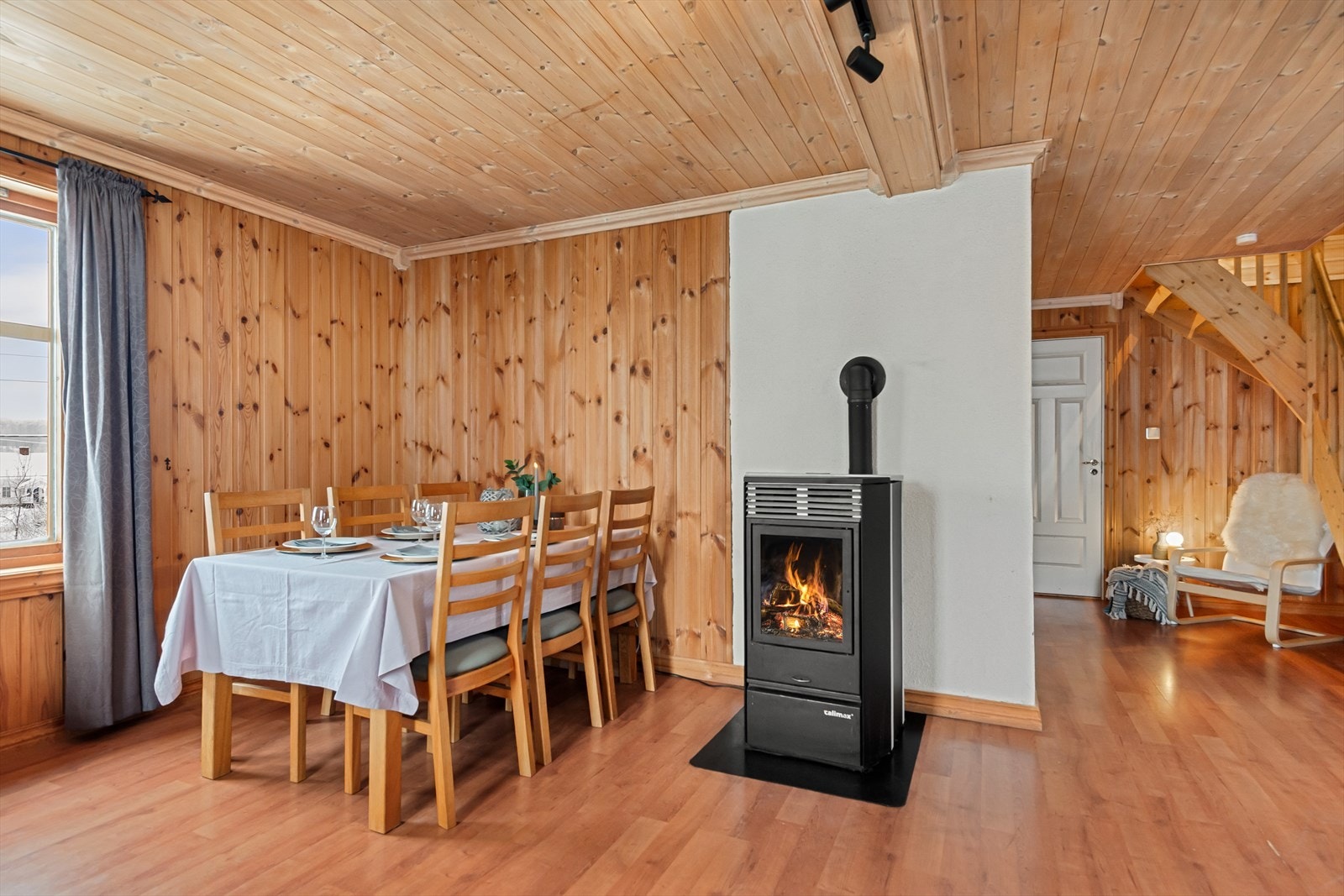 God plass til langbord og hygge Galleribilde