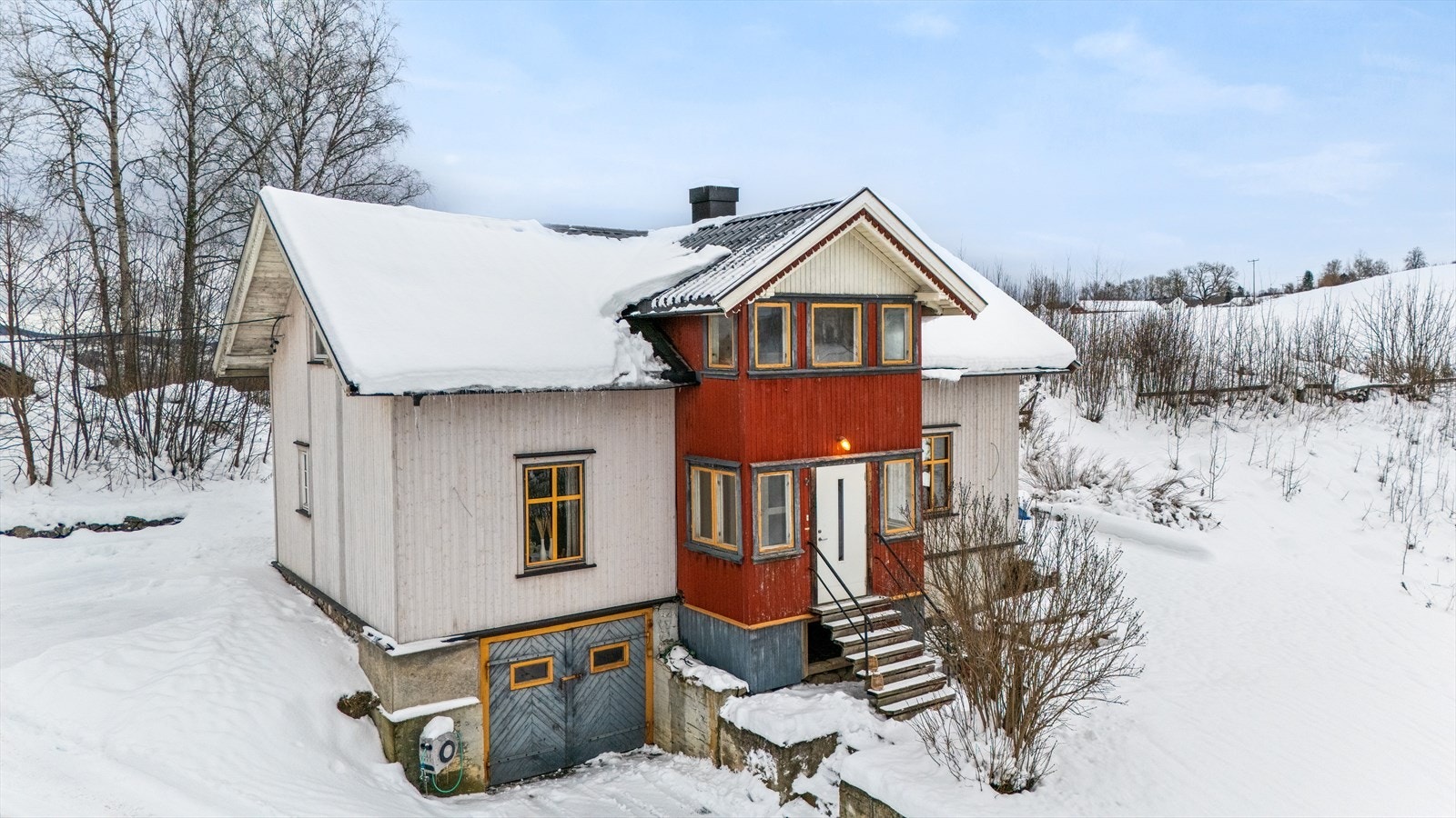 Nyere panel rundt huset unnatt inngangspartiet - Etterisolert, vindtett - Taktekking fra 2000 - Praktiske dører i kjeller Galleribilde