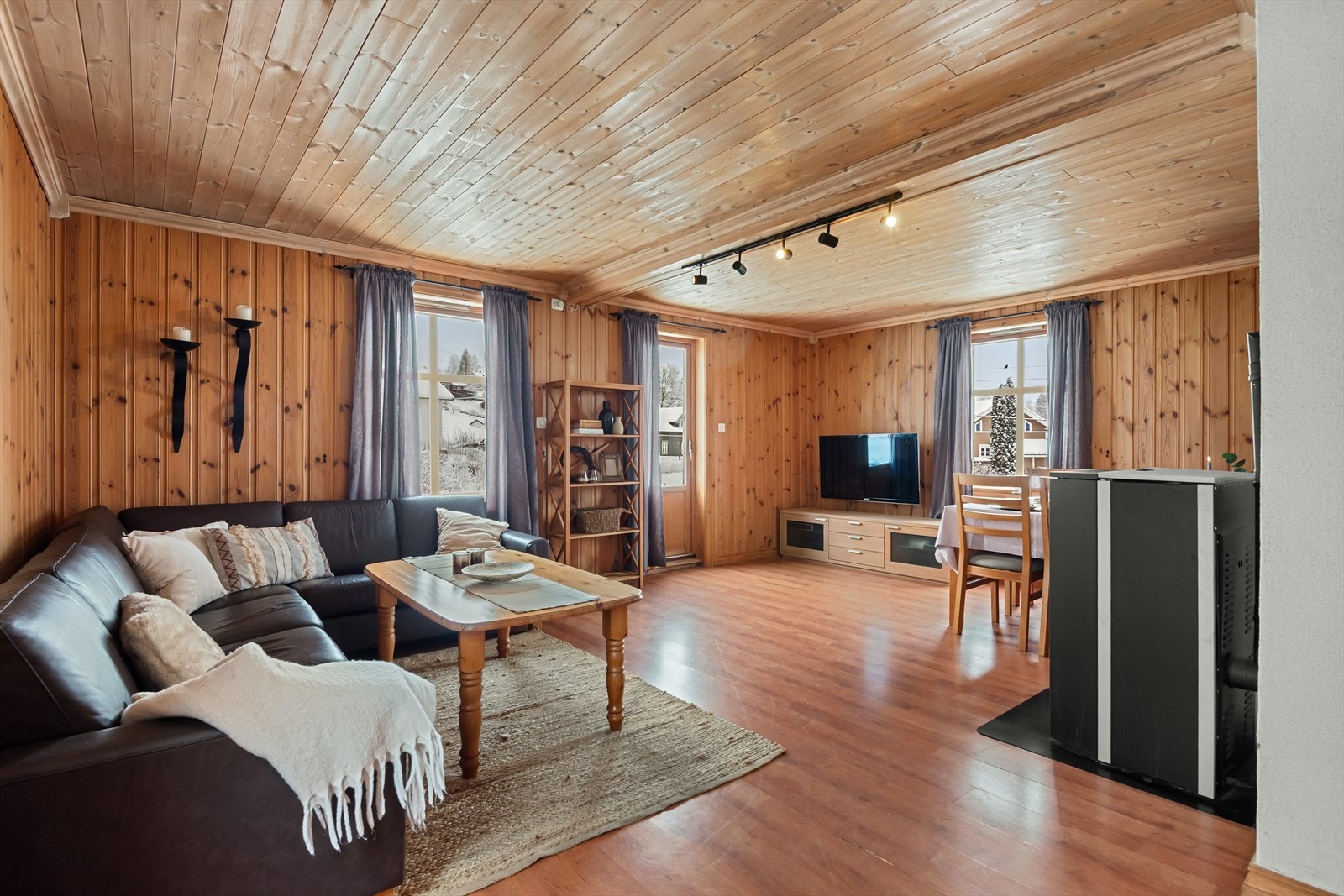 God plass til sofa og spisestue - Etterisolert og betydelig modernisert Galleribilde