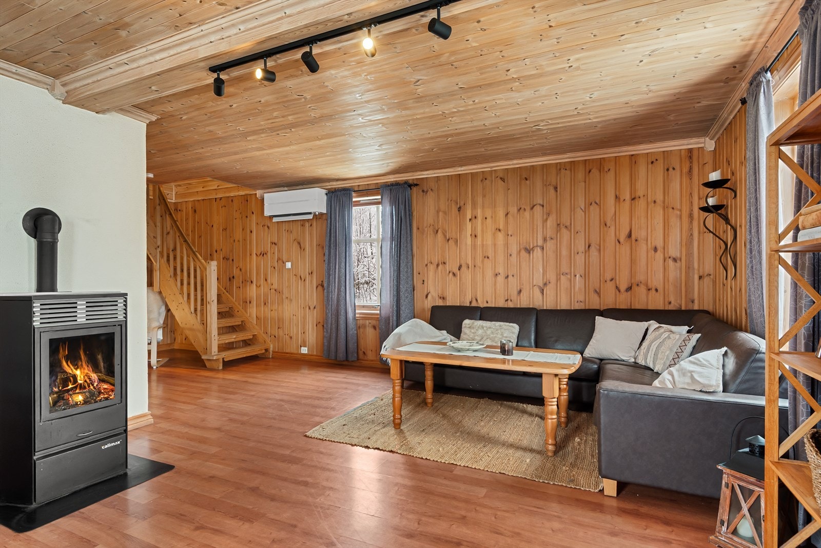 Romslig stue og god takhøyde Galleribilde