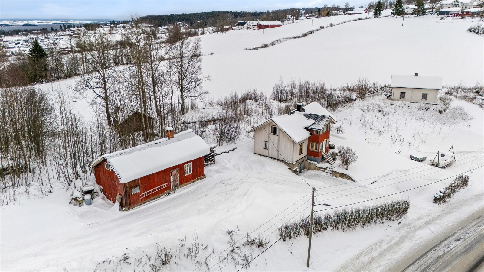 Fasade - Romslig eiendom med enebolig og uthus/garasje Galleribilde