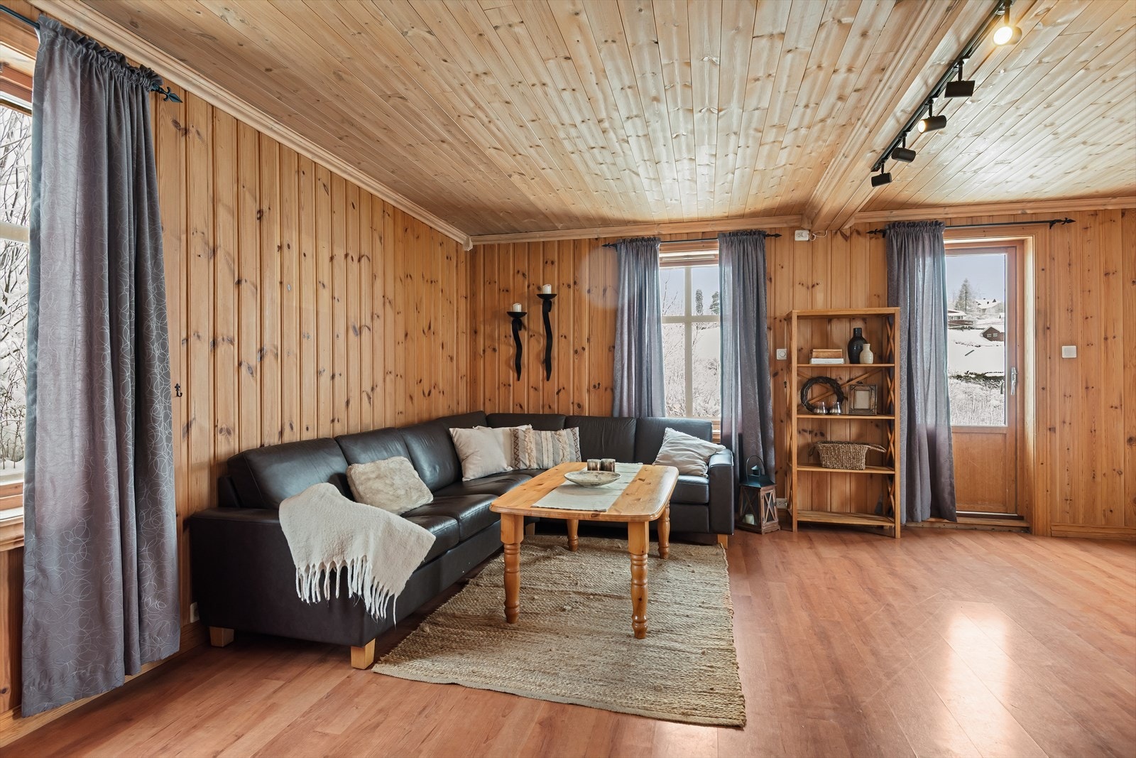 Stue med god plass - Skiftet verandadør på utgang til evt en terrasse, trapp ell Galleribilde