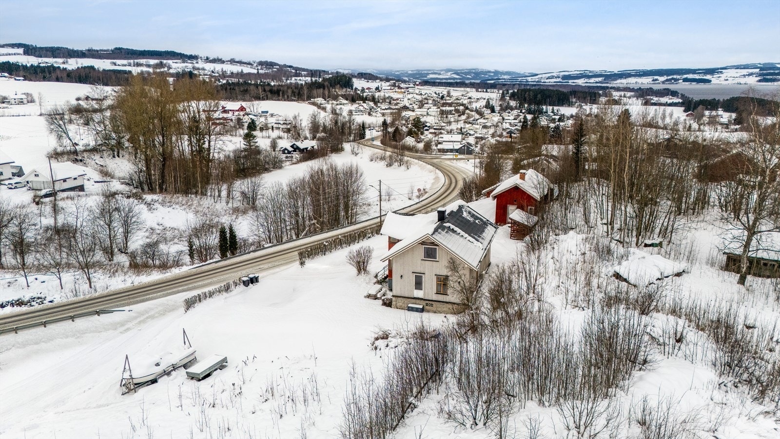 Solrik beliggenhet på et høydedrag - Betydelig modernisert i løpet av siste 22 år Galleribilde