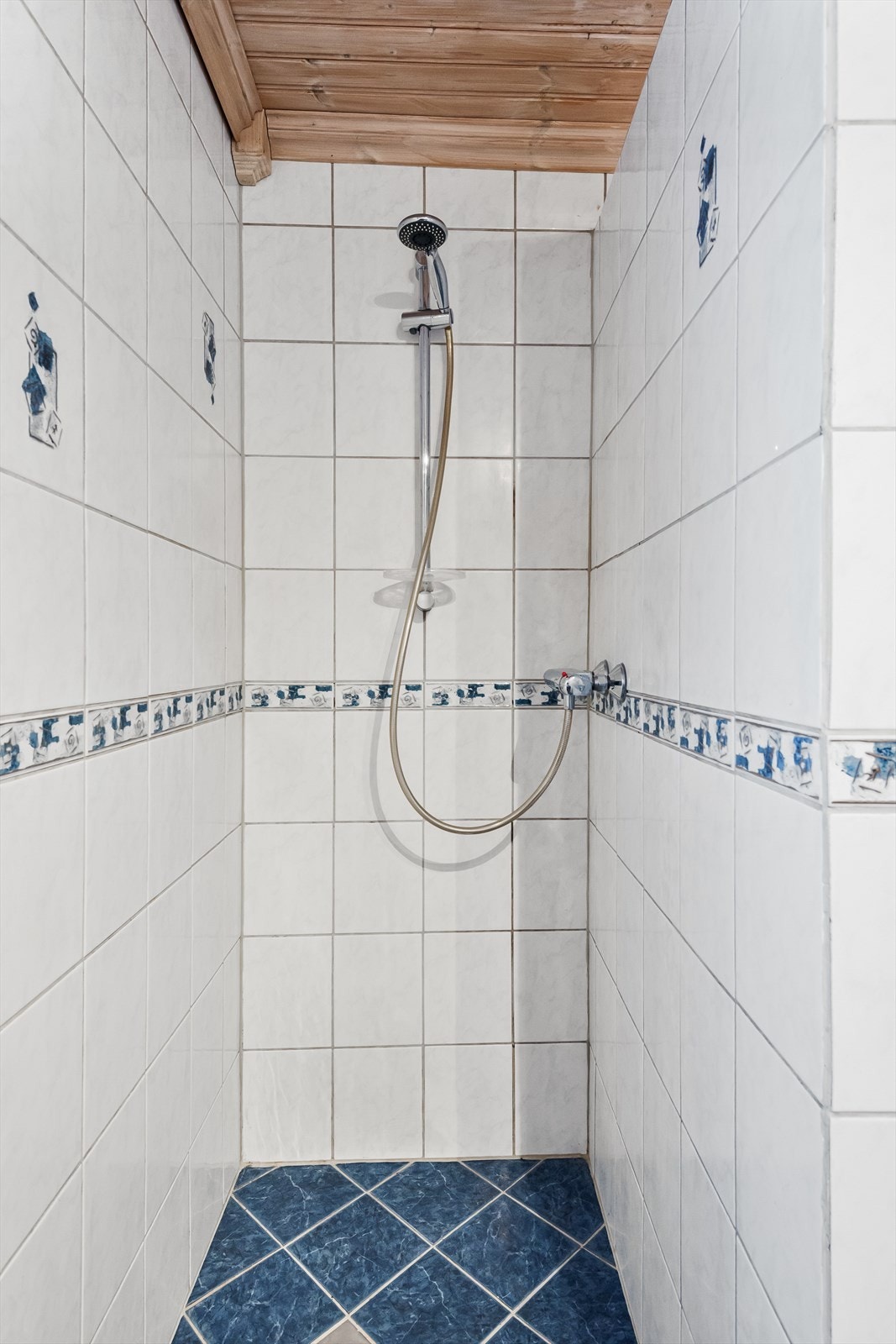 Bad/wc med dusjnisje og gulvvarme Galleribilde