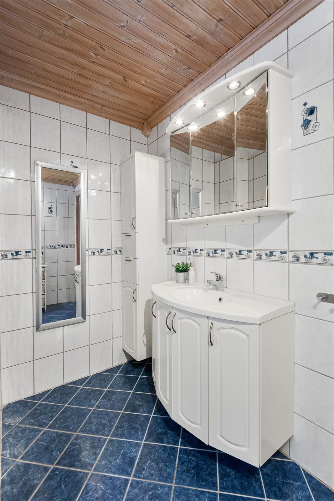 Bad/wc - Fin innredning og nedfelt vask - God belysning Galleribilde