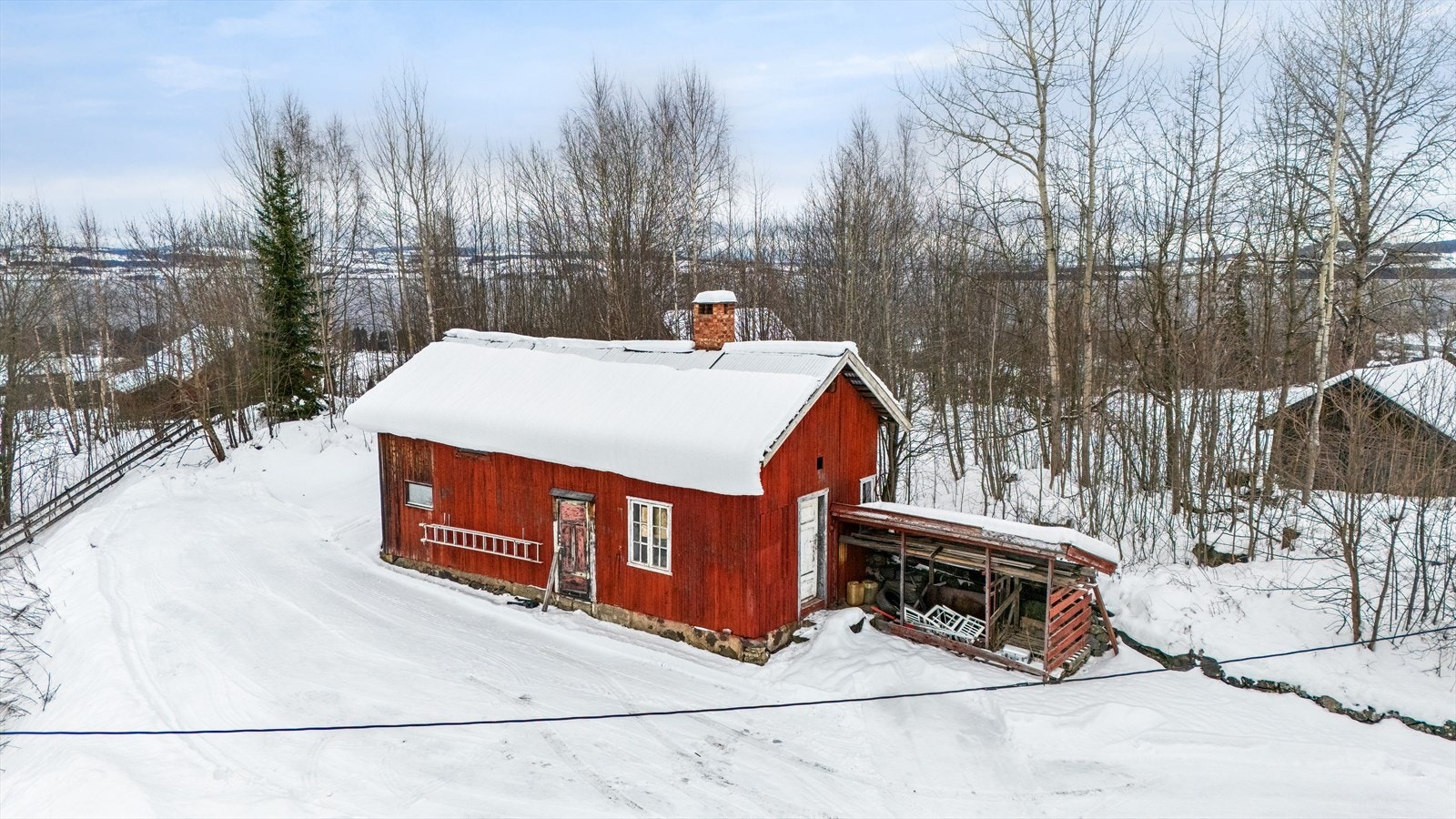Eldre uthus med garasje fra baksiden Galleribilde