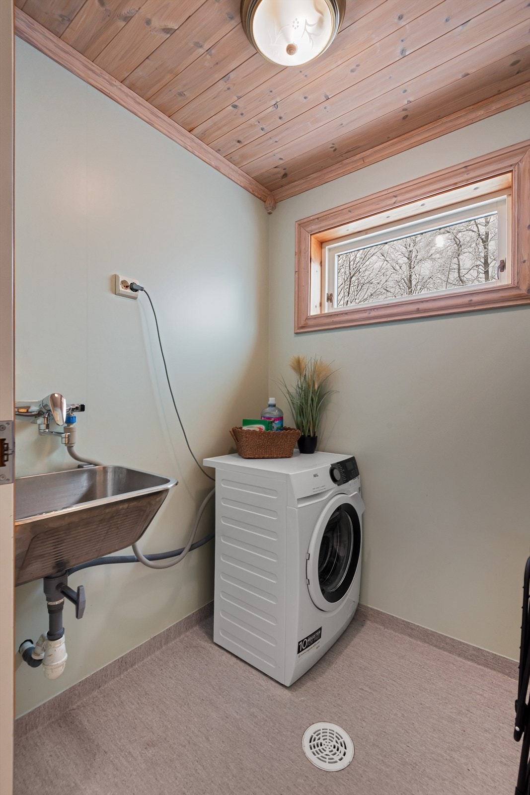 Vaskerom med fin vask og sluk i gulvet Galleribilde