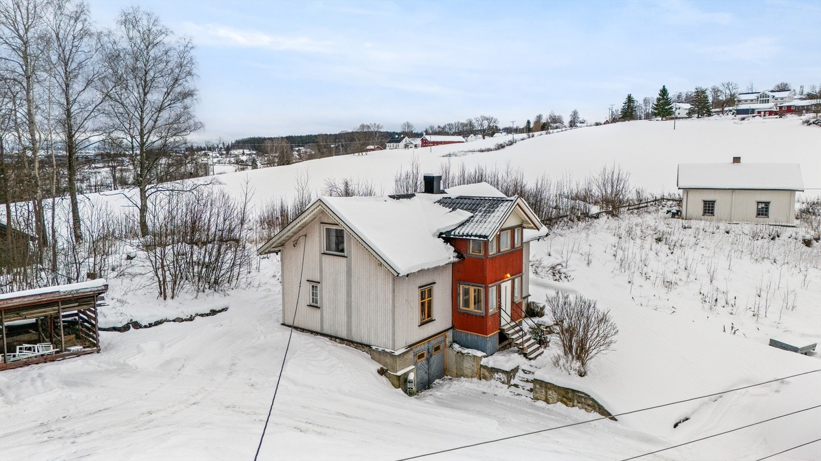 Fasade mot jordet - Kapp har en sentral beliggenhet på Toten med kort vei til Lena, Skreia og Gjøvik samt til Raufoss Galleribilde