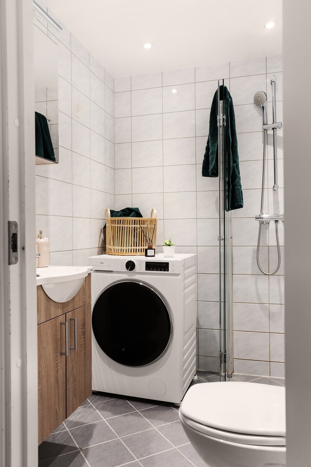 Badet er utstyrt med varme i gulv, downlights i tak, og naturlig plass for vaskemaskin. Galleribilde